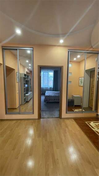 Гостиница Славяночка Глазов Трехкомнатная квартира на ул. Комсомольской-10