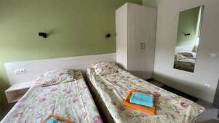 Гостиница Славяночка Глазов Апартаменты "Лимасол" на ул. Сулимова (3 комнаты)-13